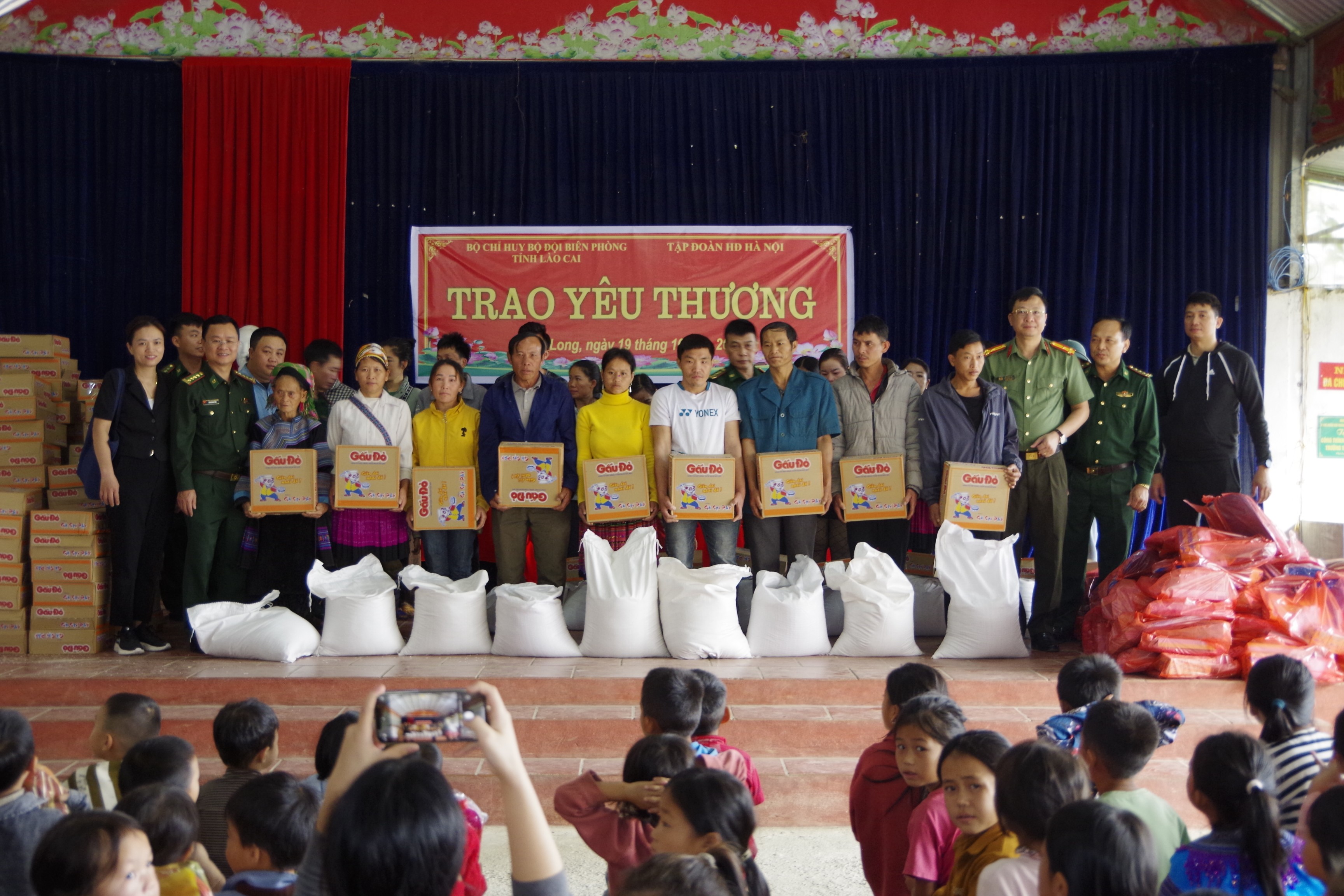 Nhân dân 2 xã Tả Ngài Chồ và Pha Long nhận quà hỗ trợ. 8nhan-dan-2-xa-ta-ngai-cho-va-pha-long-nhan-qua-ho-tro-8270.jpg