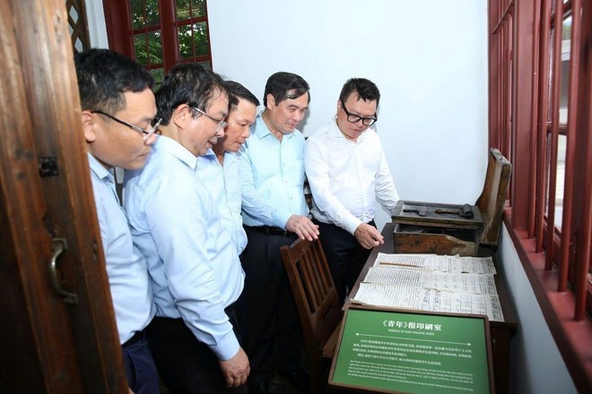 Đoàn công tác tham quan nơi Nguyễn Ái Quốc và các thành viên của Việt Nam Thanh niên Cách mạng Đồng chí Hội tự tay biên soạn, khắc vẽ và in báo. Đoàn công tác tham quan nơi Nguyễn Ái Quốc và các thành viên của Việt Nam Thanh niên Cách mạng Đồng chí Hội tự tay biên soạn, khắc vẽ và in báo.