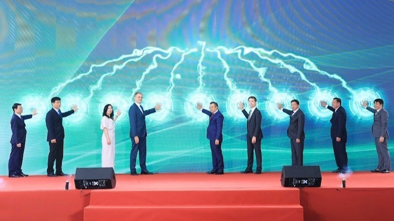 Các đại biểu bấm nút chính thức vận hành thương mại đoạn trên cao đường sắt đô thị Nhổn-ga Hà Nội. 9-11-tin-dsdt-1377.jpg