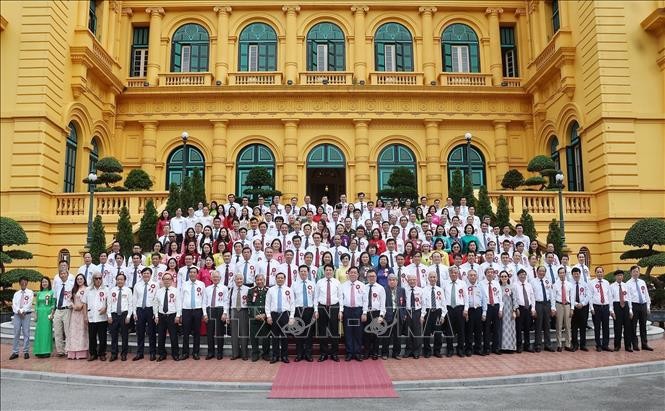 Chủ tịch nước Lương Cường gặp mặt các nhà báo tiêu biểu toàn quốc. Chủ tịch nước Lương Cường gặp mặt các nhà báo tiêu biểu toàn quốc.