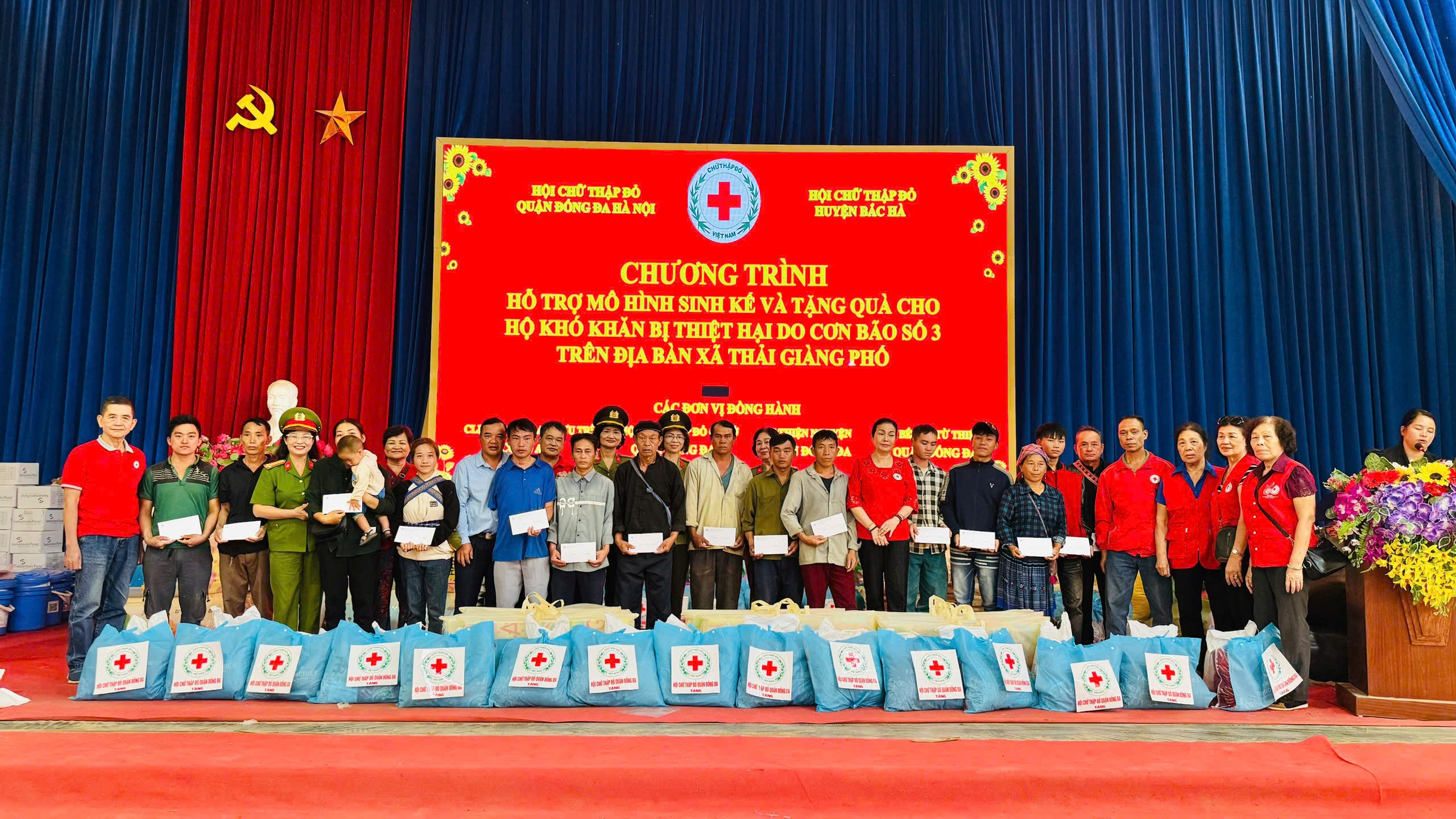 anh-2-doan-cong-tac-trao-qua-cho-nguoi-dan-xa-thai-giang-pho-8-7782.jpg