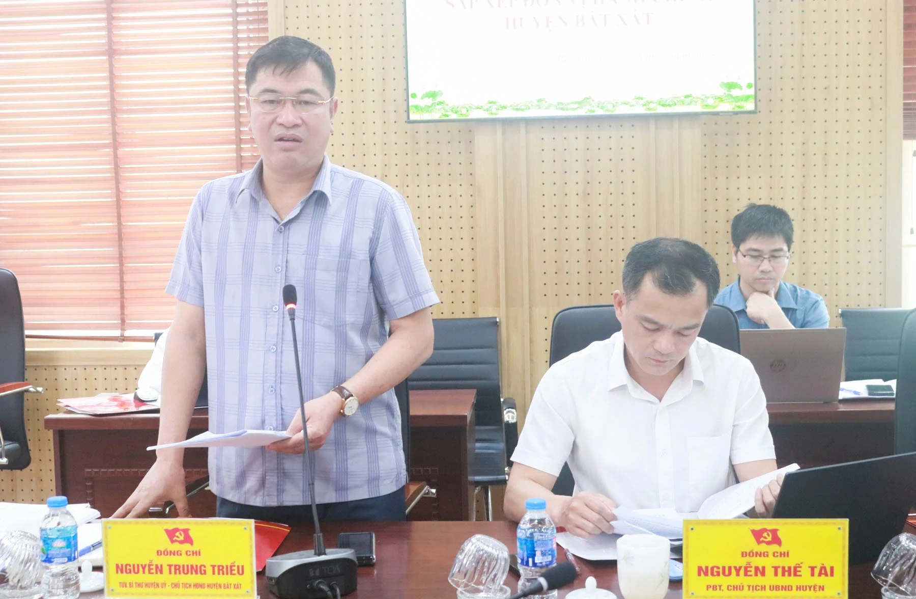 dong-chi-nguyen-trung-trieu-bi-thu-huyen-uy-bat-xat-bao-cao-ket-qua-trien-khai-de-an-sap-xep-don-vi-hanh-chinh-cap-xa.jpg