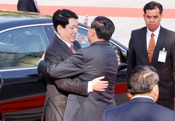 Tổng Bí thư, Chủ tịch nước Lào Thongloun Sisoulith đón Chủ tịch nước Lương Cường.