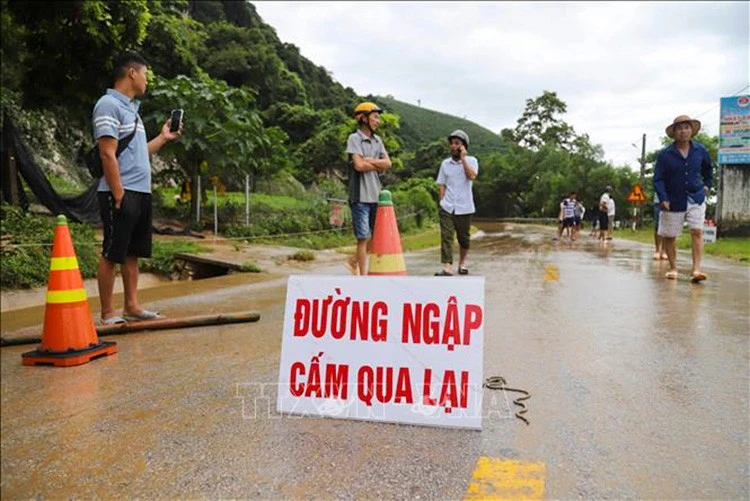 Mưa lớn cục bộ nhiều khu vực trên cả nước. Ảnh: TTXVN