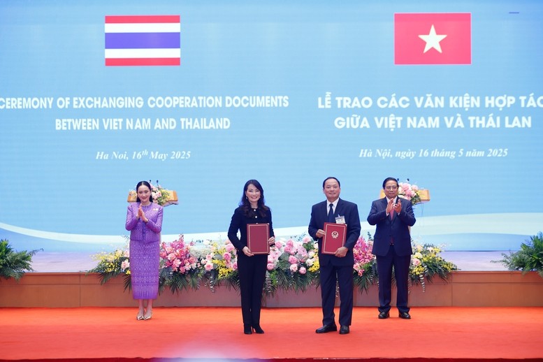 Thủ tướng Phạm Minh Chính và Thủ tướng Thái Lan Paetongtarn Shinawatra chứng kiến trao Bản ghi nhớ giữa UBND tỉnh Hưng Yên và Tập đoàn WHA (Thái Lan) về việc phát triển khu công nghiệp Phù Cừ trên địa bàn tỉnh Hưng Yên - Ảnh: VGP/Nhật Bắc