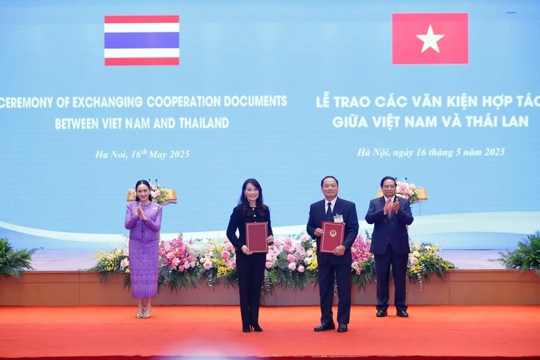 Thủ tướng Phạm Minh Chính và Thủ tướng Thái Lan Paetongtarn Shinawatra chứng kiến trao Bản ghi nhớ giữa UBND tỉnh Hưng Yên và Tập đoàn WHA (Thái Lan) về việc phát triển khu công nghiệp Phù Cừ trên địa bàn tỉnh Hưng Yên - Ảnh: VGP/Nhật Bắc