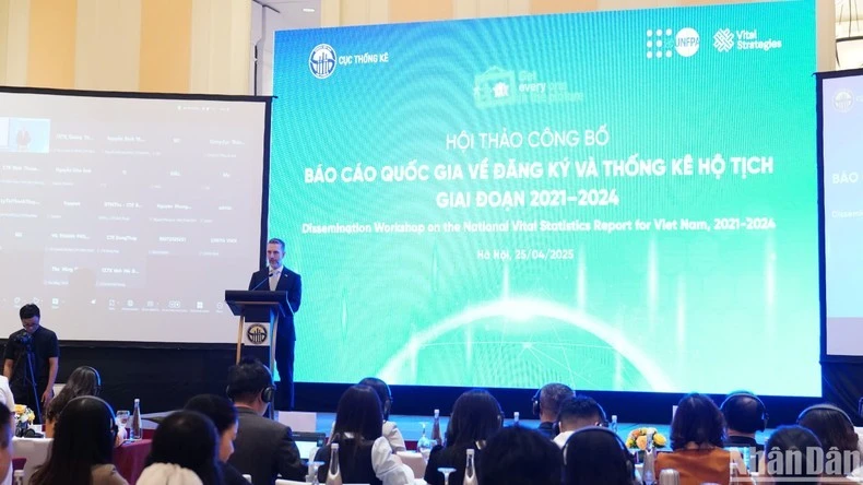 Ông Matt Jackson, Trưởng đại diện UNFPA tại Việt Nam phát biểu tại hội thảo.