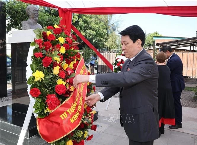 Chủ tịch nước Lương Cường dâng hoa tại Tượng đài Chủ tịch Hồ Chí Minh ở Santiago de Chile. Ảnh: Lâm Khánh/TTXVN