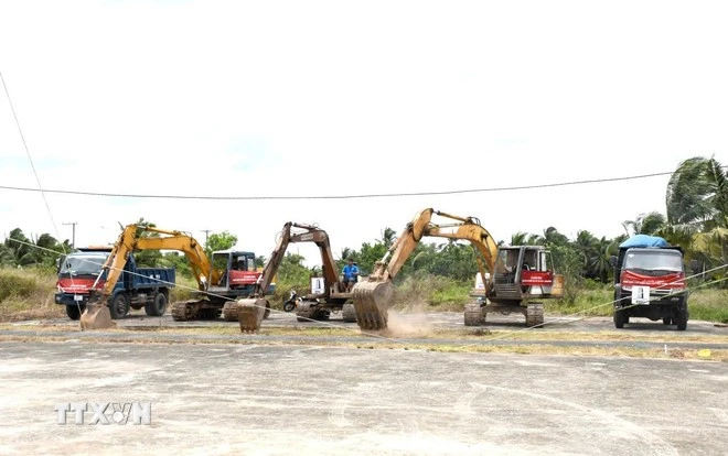 Các phương tiện cơ giới thi công dự án.