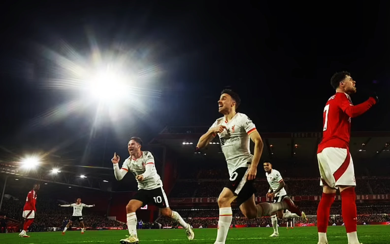 Liverpool chấp nhận chia điểm với Nottingham Forest khi hòa đội bóng này 1 - 1 ở vòng 21 Ngoại hạng Anh. Ảnh: DM