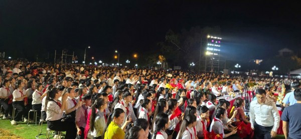 Buổi lễ thu hút đông đảo người dân và du khách . Buổi lễ thu hút đông đảo người dân và du khách .