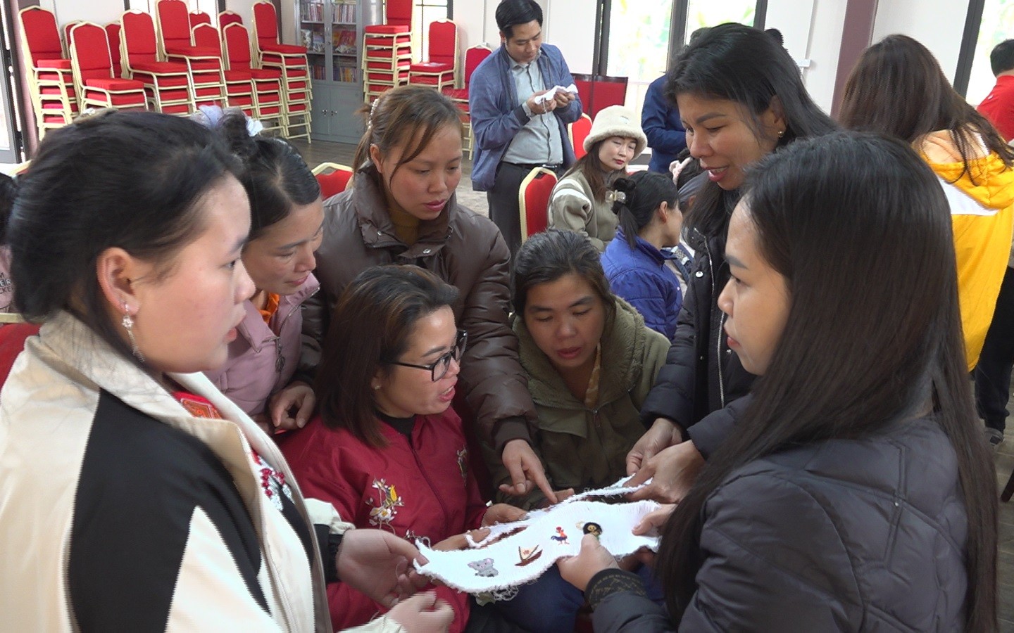Phụ nữ Làng Nủ xem sản phẩm thêu tay của công ty. phu-nu-lang-nu-truc-tiep-xem-san-pham-theu-tay-cua-cong-ty-copy.jpg