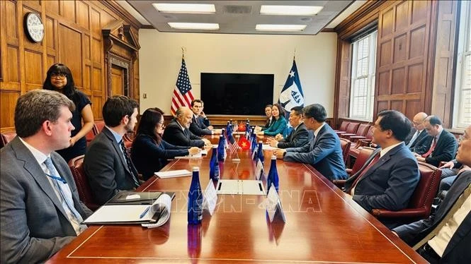 Phó Thủ tướng Hồ Đức Phớc trao đổi với Bộ trưởng Thương mại Hoa Kỳ Howard Lutnick. Ảnh: Nguyễn Hồng Nguyên/PV TTXVN tại Hoa Kỳ