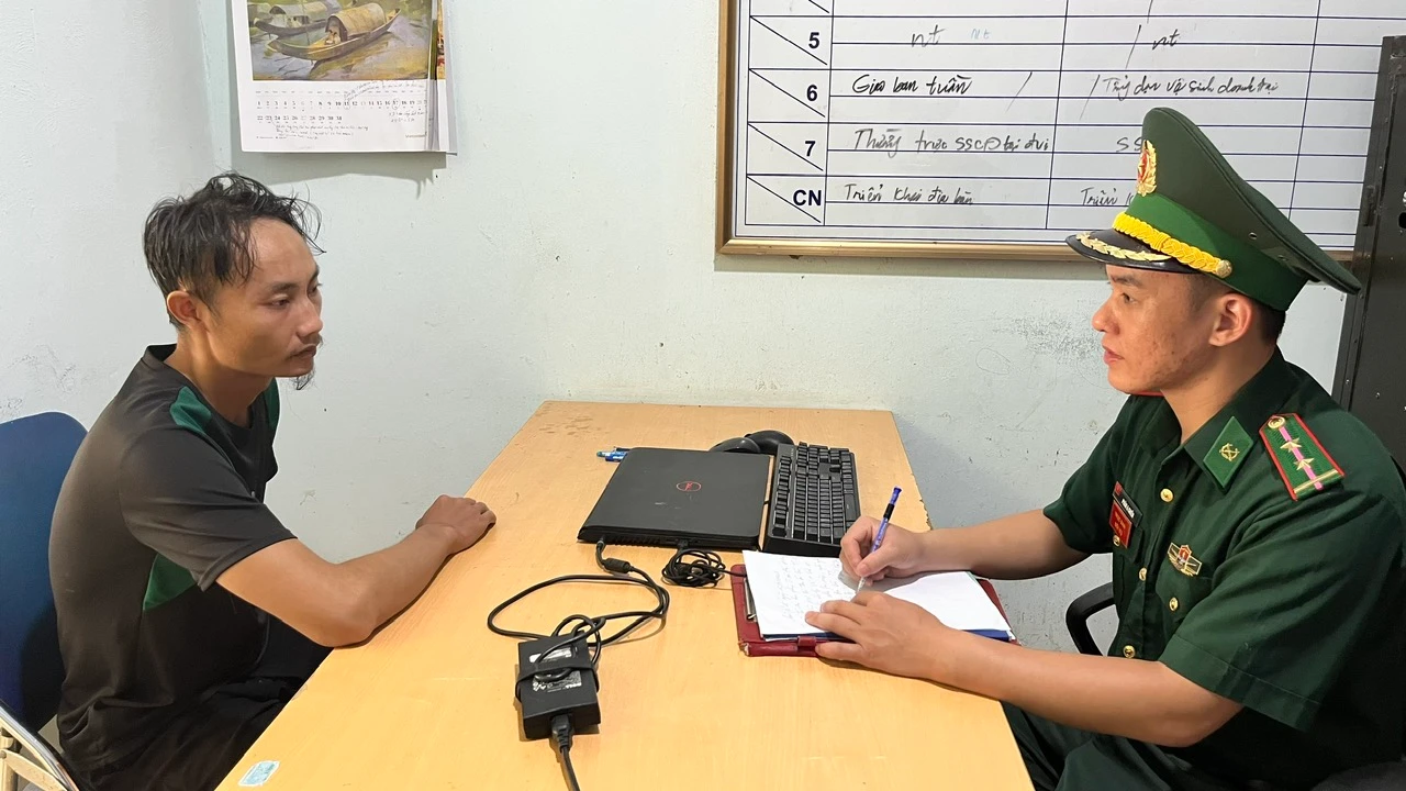 cán bộ Biên phòng lấy lời khai đối tượng Vừ A Sính i.jpg