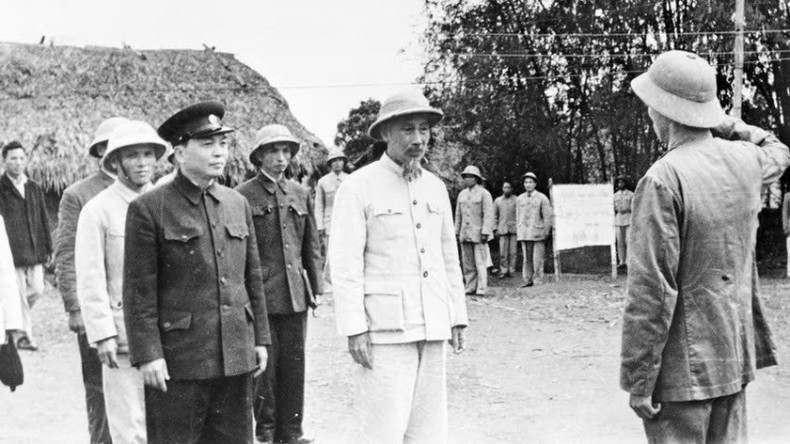 Triển lãm trưng bày hàng trăm hình ảnh, tư liệu, hiện vật quý giá về cuộc đời, sự nghiệp cách mạng vĩ đại và tư tưởng Hồ Chí Minh. Triển lãm trưng bày hàng trăm hình ảnh, tư liệu, hiện vật quý giá về cuộc đời, sự nghiệp cách mạng vĩ đại và tư tưởng Hồ Chí Minh.