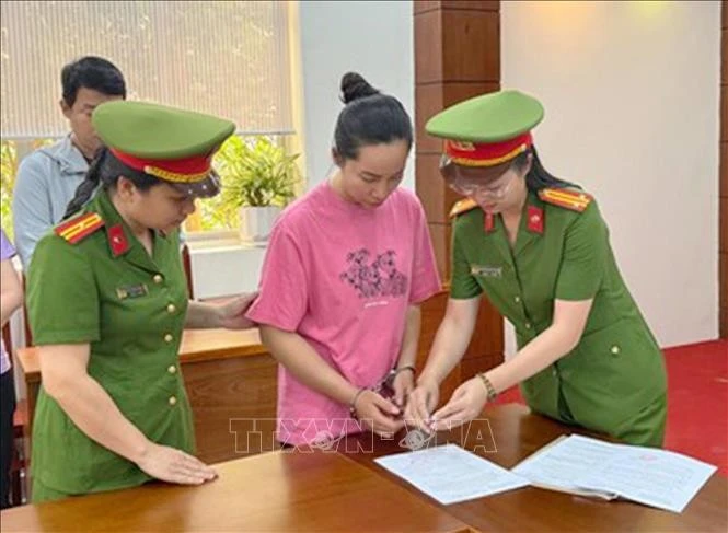 Công an Thành phố Hồ Chí Minh bắt Nguyễn Thị Ngọc Hương (sinh năm 1986, Giám đốc Công ty TNHH một thành viên Kiến Lâm, trụ sở tại số 3 đường số 26, Phường 16, Quận 8).