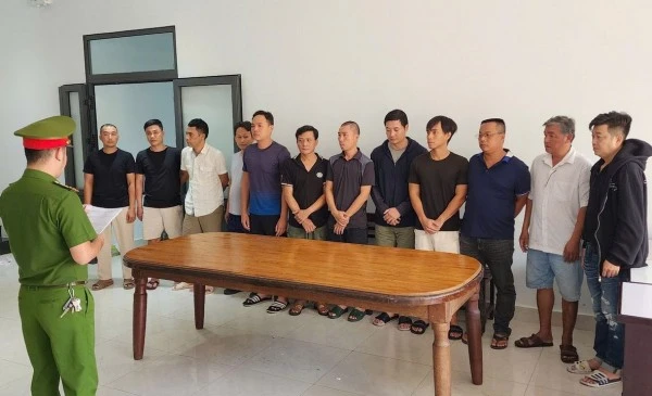 12 bị bắt giữ về hành vi tổ chức đánh bạc và đánh bạc.