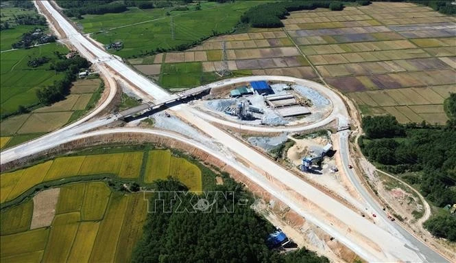 Dự án cao tốc Quảng Ngãi - Hoài Nhơn thuộc Cao tốc Bắc - Nam phía Đông, giai đoạn 2021 - 2025 được triển khai khẩn trương, đúng tiến độ; dự kiến sẽ thông xe trong năm 2025. Ảnh: Quốc Khánh/TTXVN