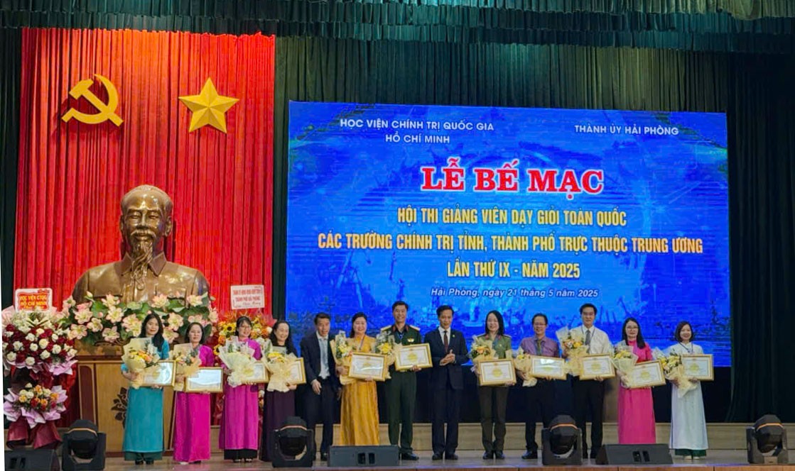 Thí sinh Nguyễn Hồng Phượng nhận danh hiệu giảng viên dạy xuất sắc (áo xanh bên trái). thuong.jpg