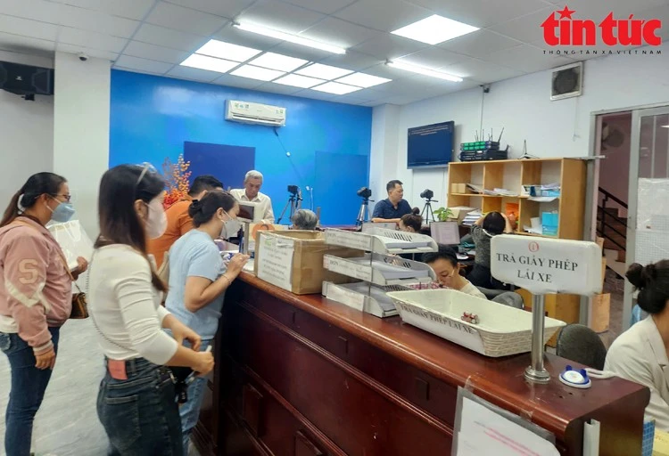 Khu vực chụp hình làm hồ sơ đổi, trả giấy phép lái xe tại Trường Trung cấp giao thông Tiến Bộ (quận Tân Phú, TP Hồ Chí Minh). Ảnh: Mạnh Linh/Báo Tin tức