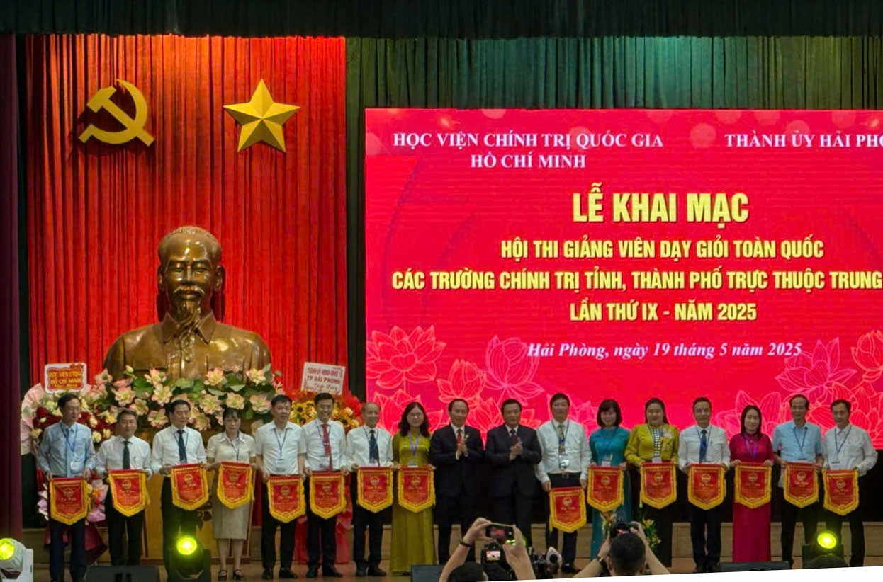 Các đoàn nhận Cờ lưu niệm của Ban tổ chức. trao-co.jpg