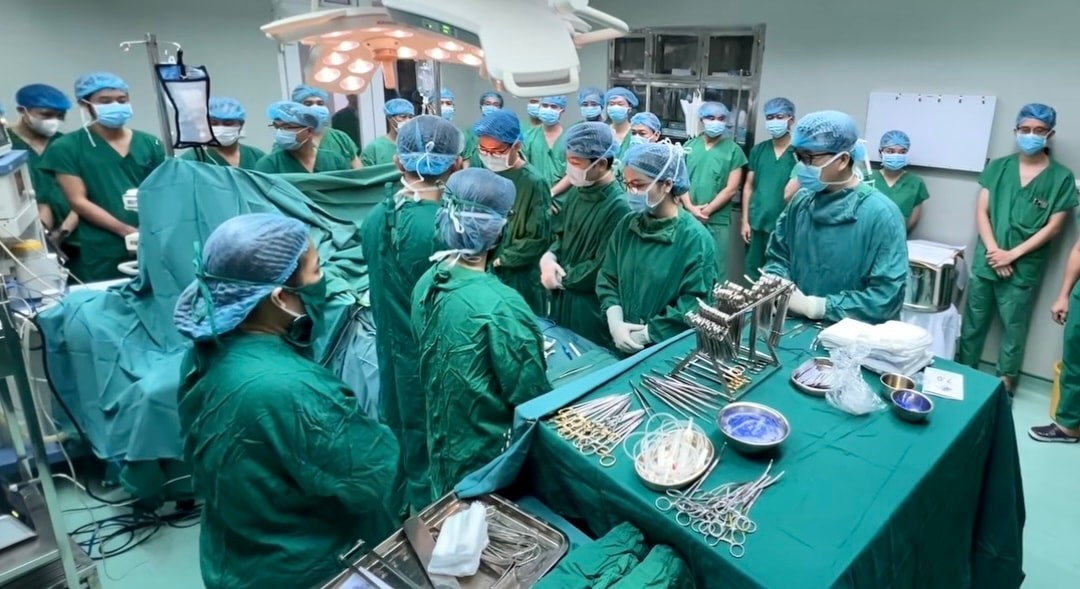 Các y, bác sĩ dành một phút tri ân, mặc niệm bệnh nhân chết não hiến tạng. (Ảnh: Bệnh viện cung cấp) ghep-tim-gan-2-4222-200.jpg
