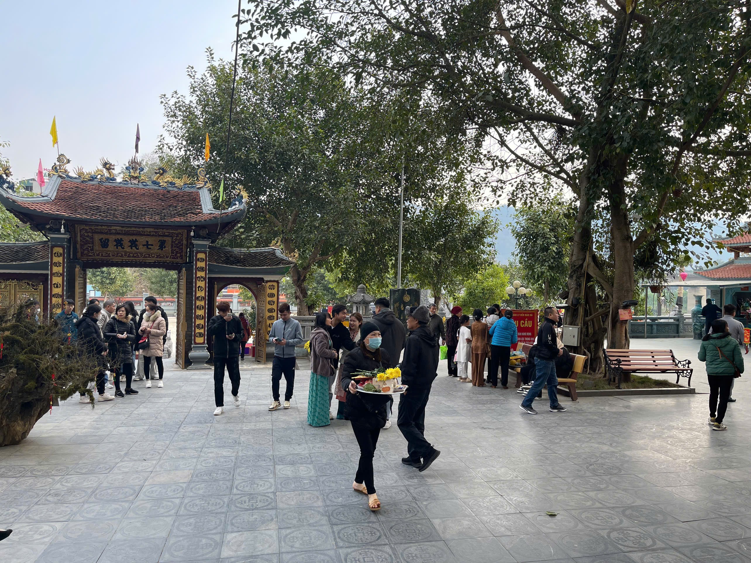 Đông đảo du khách tới tham quan, chiêm bái tại đền Bảo Hà. dong-dao-du-khach-toi-tham-quan-chiem-bai-den-bao-ha-copy.jpg