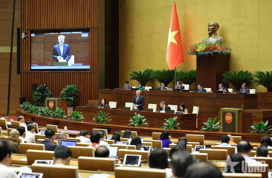 Phó thủ tướng Thường trực Chính phủ Nguyễn Hòa Bình báo cáo làm rõ các vấn đề liên quan và trả lời 10 ý kiến chất vấn. Ảnh: TRỌNG HẢI