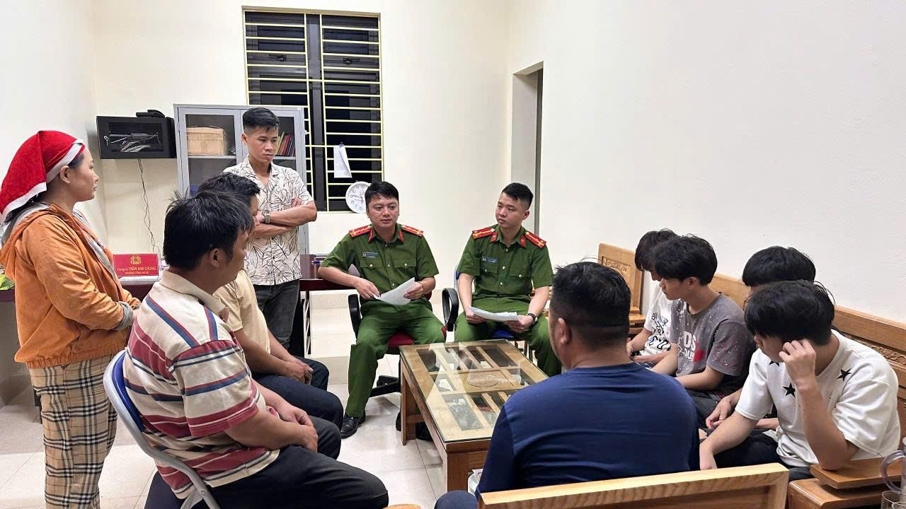 Lực lượng Công an xã tuyên truyền, giải thích cho các em học sinh về những nguy hại khi nghe theo lời dụ dỗ trên mạng xã hội. cac-em-hoc-sinh-duoc-dua-ve-dia-phuong-an-toan-va-ban-giao-cho-phu-huynh.jpg