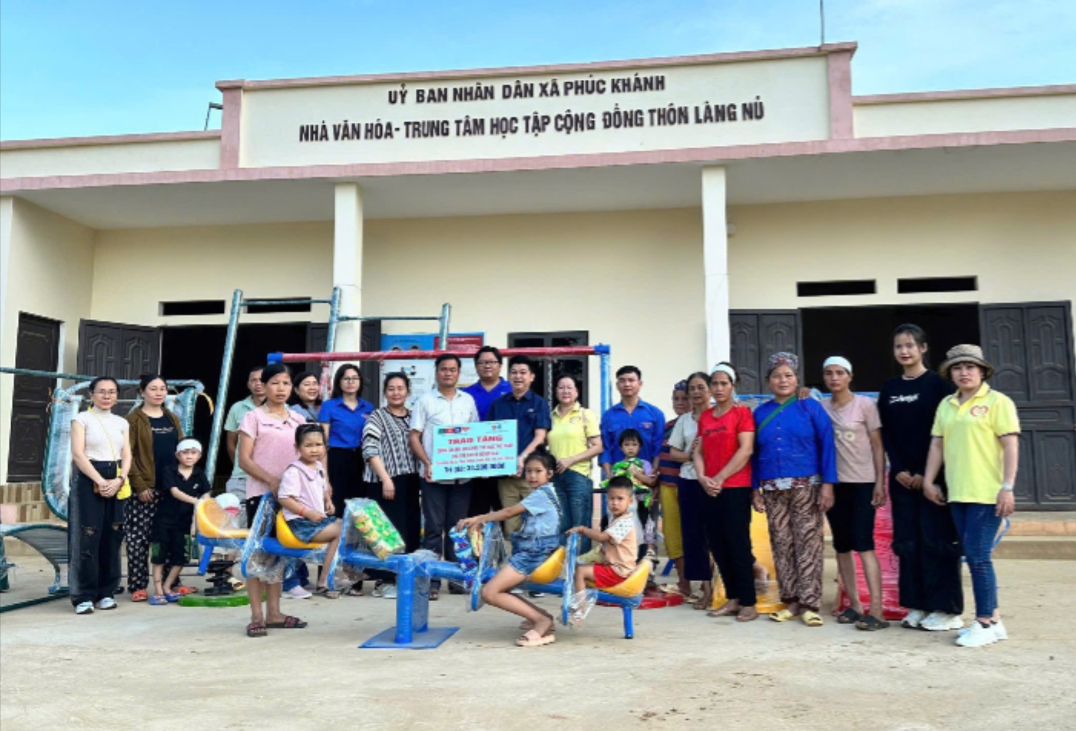Công ty TNHH Changshin Việt Nam và các "mạnh thường quân" trao tặng bộ dụng cụ vui chơi và thể dục - thể thao cho người dân thôn Làng Nủ. cong-ty-tnhh-changshin-viet-nam-va-cac-manh-thuong-quan-trao-tang-bo-dung-cu-vui-choi-va-the-duc-the-thao-cung-cac-phan-qua-ch-nguoi-dan-thon-lang-nu-5439-6574-4400-9340.jpg