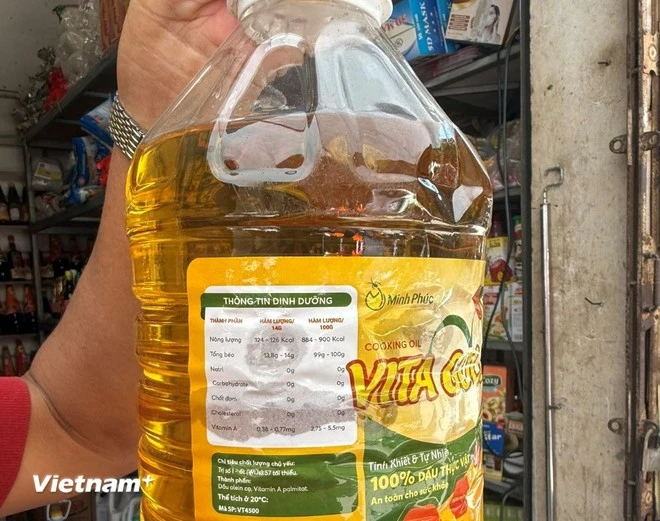Chai dầu ăn nhãn hiệu Vita Gold của Công ty Minh Phúc không ghi cụ thể trọng lượng. (Ảnh: Sĩ Dũng/Vietnam+)