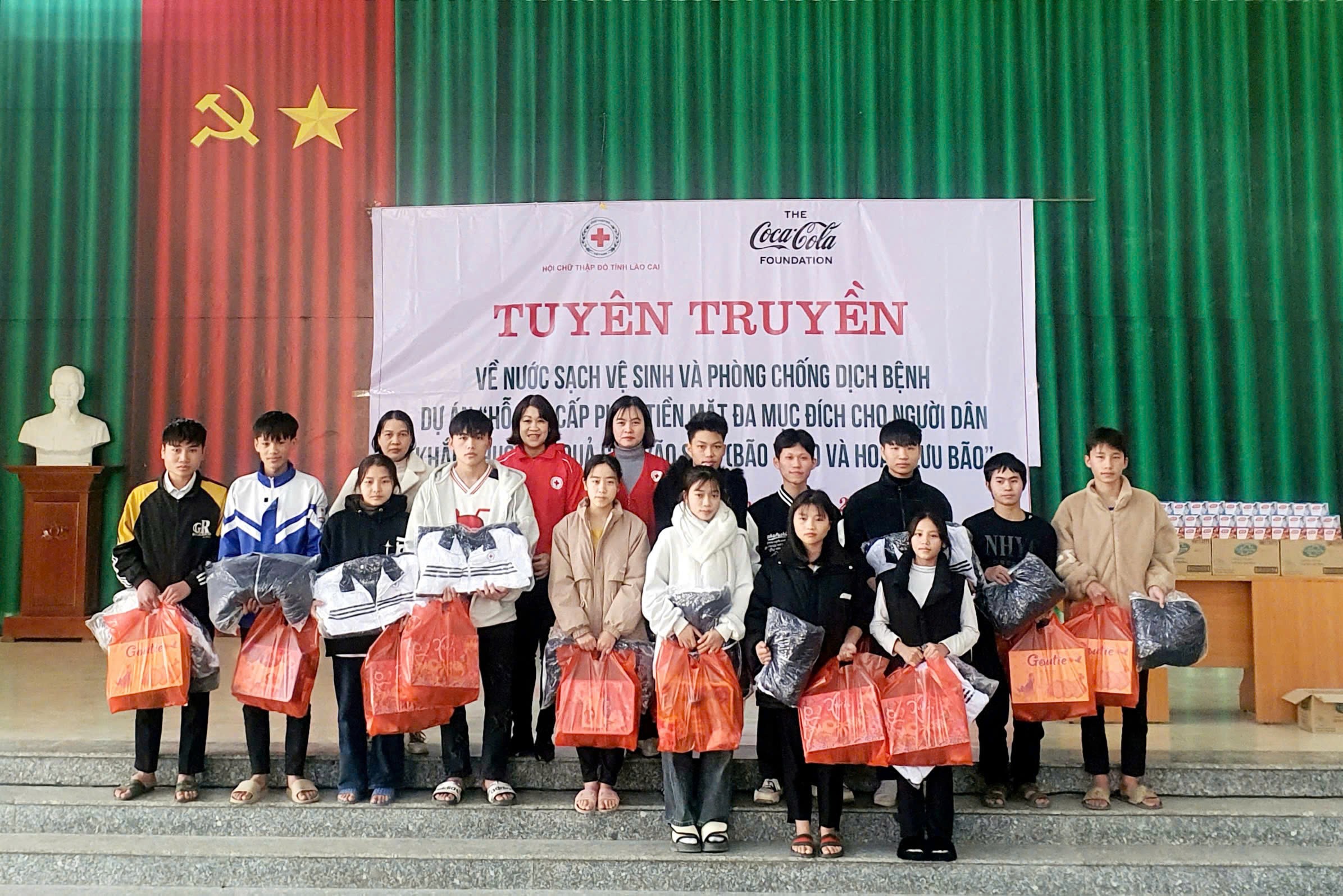 Trao quà cho người dân và học sinh trong vùng được hưởng dự án. z6580863655343-d44d38831573b278bc2556c7a72793ed.jpg