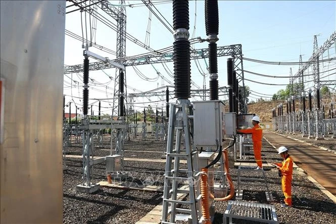 Kiểm tra thiết bị tại TBA 500kV Đăk Nông. Ảnh: Huy Hùng/TTXVN