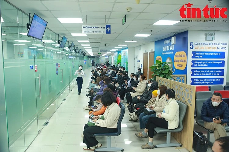 Người dân xếp hàng để tiêm vaccine cúm tại hệ thống tiêm chủng VNVC Icon 4 quận Cầu Giấy (Hà Nội). Ảnh: Lê Phú/Báo Tin Tức