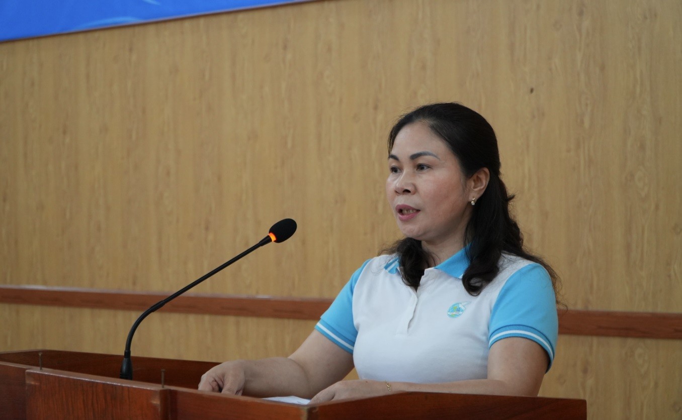 Lãnh đạo Hội Phụ nữ tỉnh giải đáp ý kiến của hội viên phụ nữ. lanh-dao-hoi-lhpn-tinh-phat-bieu.jpg