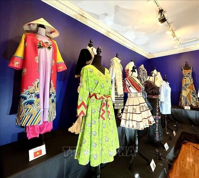 Bộ trang phục áo dài Nhật Bình nằm trong bộ sưu tập đặc biệt của Nhà thiết kế Cao Minh Tiến được trưng bày tại sự kiện cùng với trang phục của các nước cho tới 10/5.