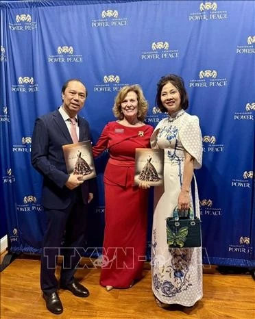 Đại sứ Việt Nam tại Hoa Kỳ Nguyễn Quốc Dũng (ngoài cùng bên trái) và phu nhân (ngoài cùng bên phải) tham dự Gala khai mạc ngày 5/5.