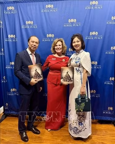 Đại sứ Việt Nam tại Hoa Kỳ Nguyễn Quốc Dũng (ngoài cùng bên trái) và phu nhân (ngoài cùng bên phải) tham dự Gala khai mạc ngày 5/5.