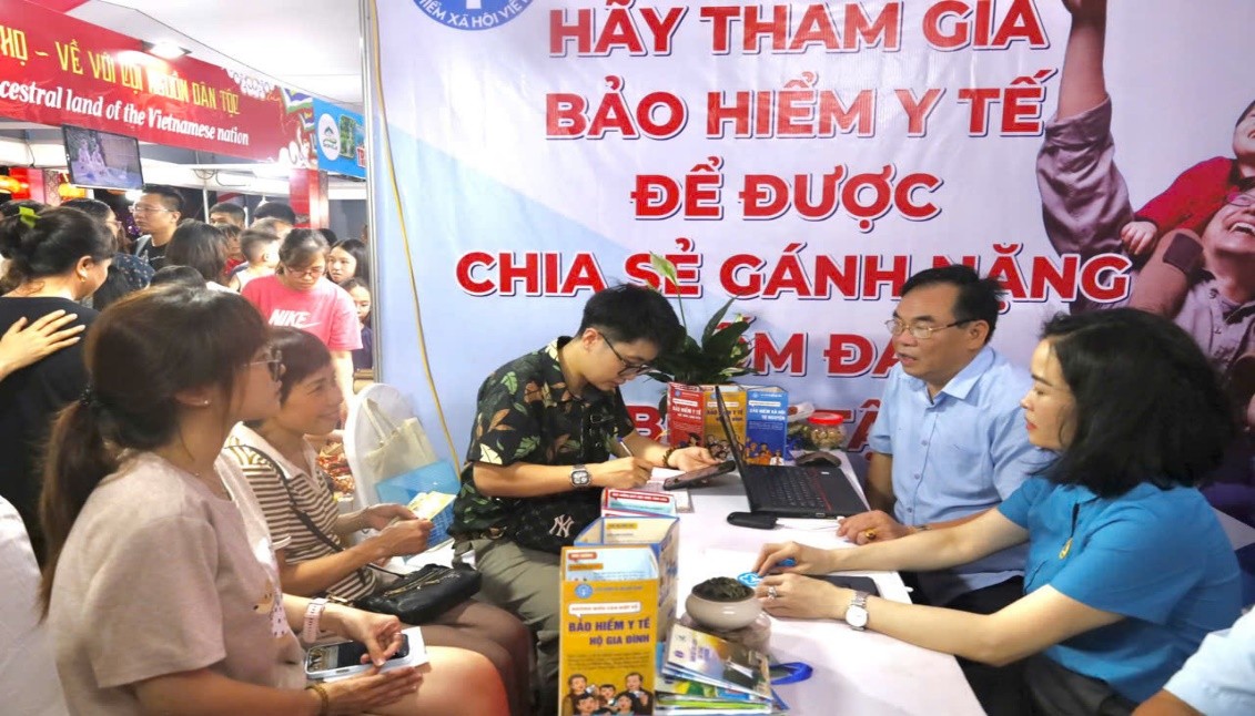 Hướng dẫn người dân đăng kí tham gia BHYT tại gian hàng. bh.jpg