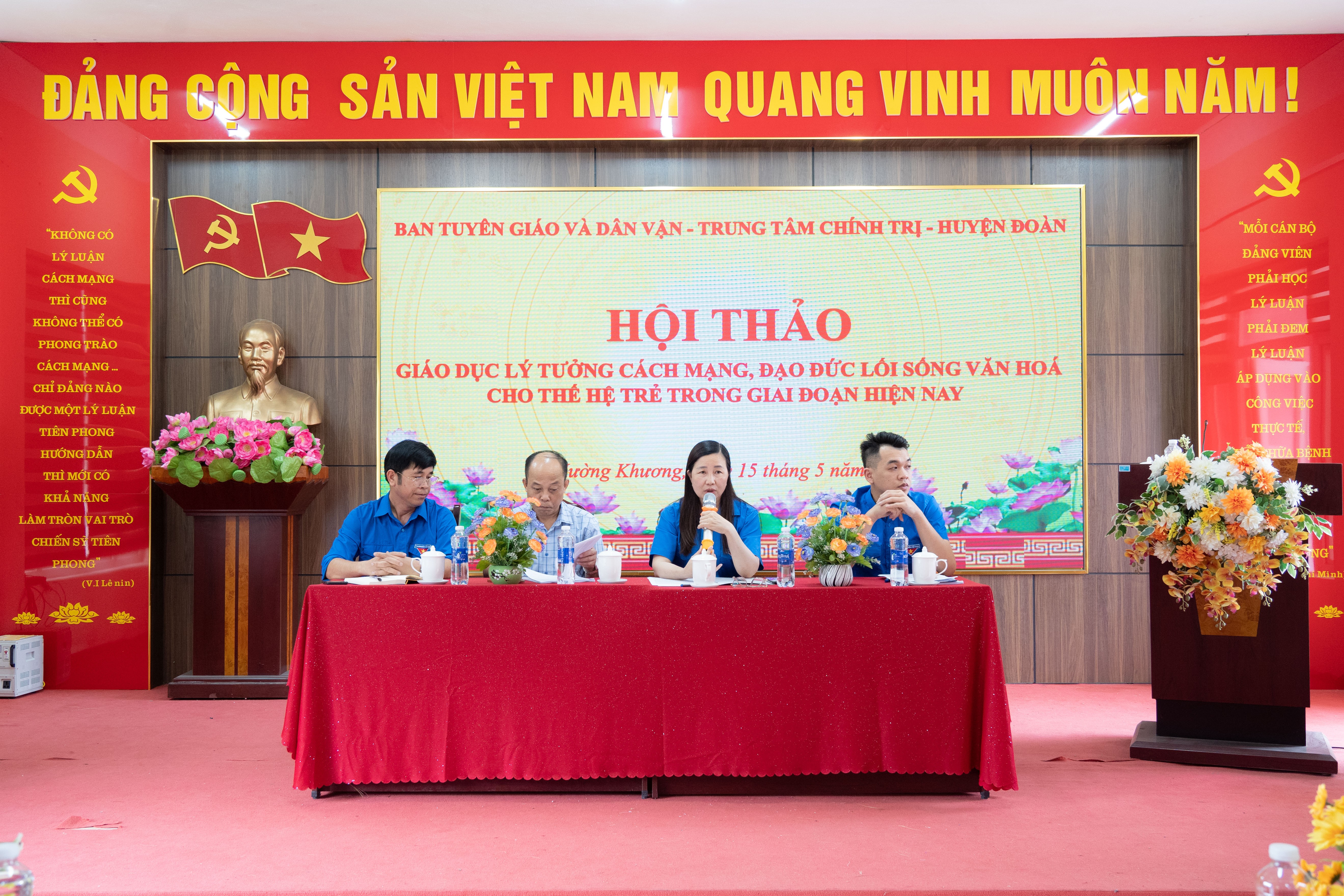 Các đồng chí chủ trì hội thảo. dsc06748.jpg