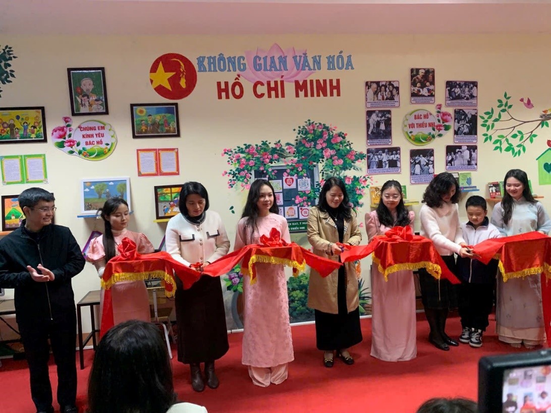 Đại biểu cắt băng khánh thành không gian văn hóa Hồ Chí Minh. le-van-tam-4.jpg