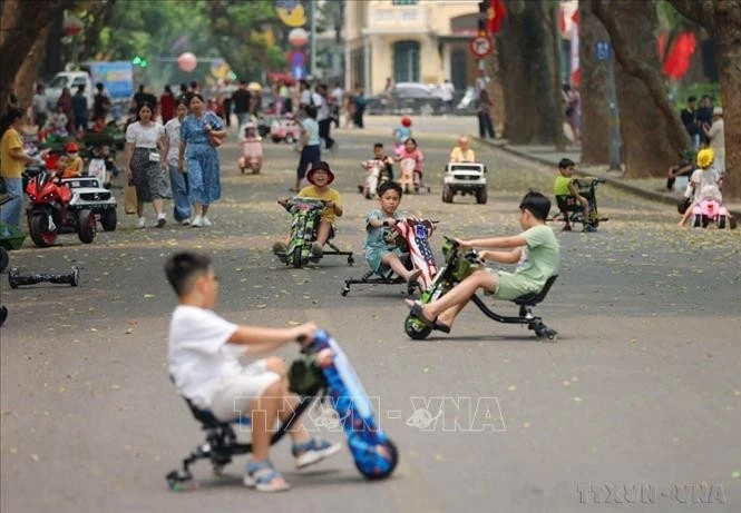 Trong 2 năm 2023-2024, mức sinh ở Việt Nam bắt đầu có dấu hiệu giảm nhanh hơn. Năm 2024, mức sinh tại thành thị giảm còn 1,67 con/phụ nữ, khu vực nông thôn đạt 2,08 con/phụ nữ. Bộ Y tế dự báo mức sinh sẽ tiếp tục giảm trong các năm tiếp theo.