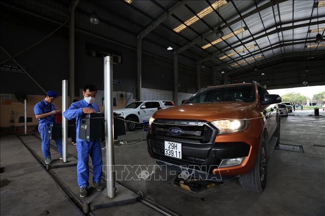 Đăng kiểm viên kiểm tra độ chiếu sáng của phương tiện đến đăng kiểm. Ảnh minh họa: Tuấn Anh/TTXVN Đăng kiểm viên kiểm tra độ chiếu sáng của phương tiện đến đăng kiểm. Ảnh minh họa: Tuấn Anh/TTXVN