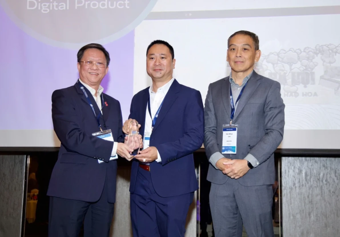 Nhà báo Trần Ngọc Long (giữa) đại diện Báo Điện tử VietnamPlus nhận giải thưởng tại Malaysia. Ảnh: PV/Vietnam+