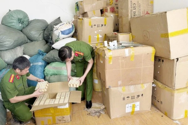 Tổng khối lượng thuốc tân dược giả và nguyên liệu để làm thuốc tân dược giả là gần 10 tấn.