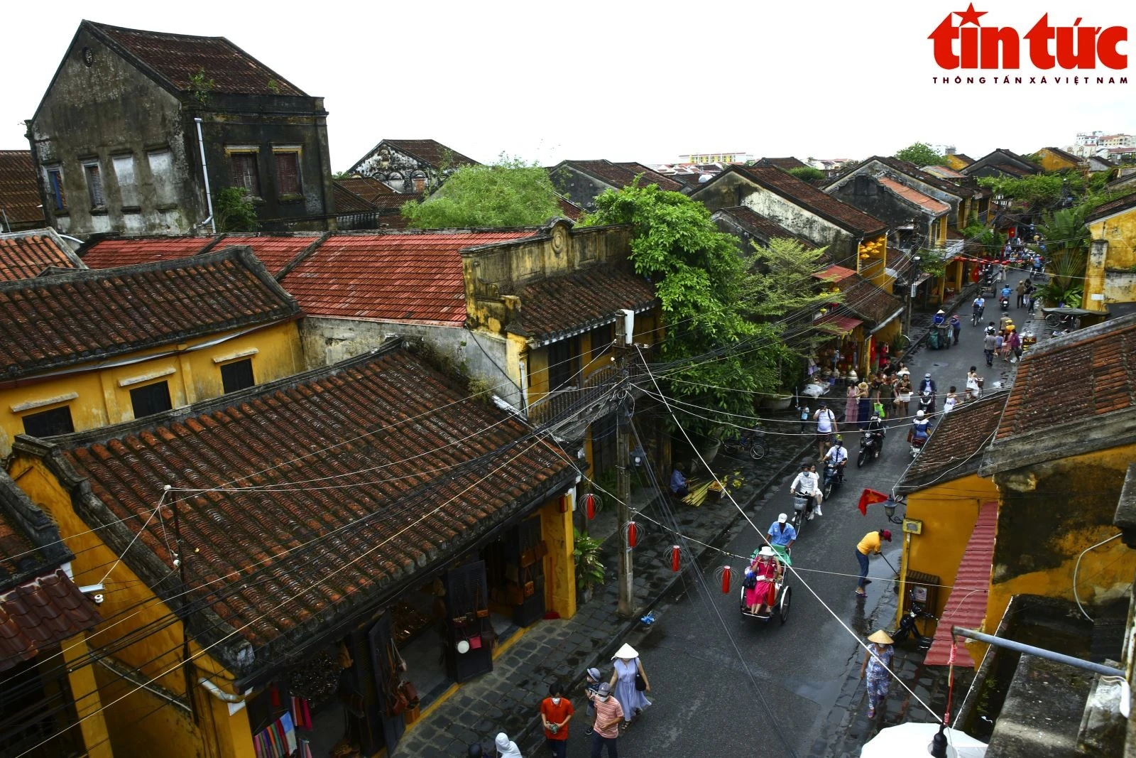 Đường Trần Phú cung đường tấp nập của phố Hội.