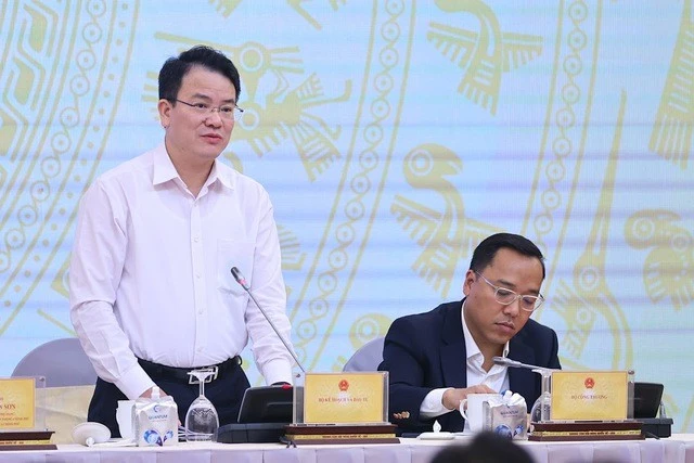 Thứ trưởng Bộ KH&amp;ĐT Trần Quốc Phương trao đổi về các giải pháp thúc đẩy đầu tư công những tháng cuối năm. Ảnh: VGP