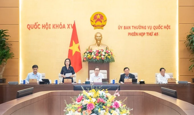 Chủ tịch Quốc hội Trần Thanh Mẫn (áo trắng, giữa) và các phó chủ tịch Quốc hội tại phiên họp hôm 27/5 về nội dung này. Ảnh: Cổng TTĐT Quốc hội