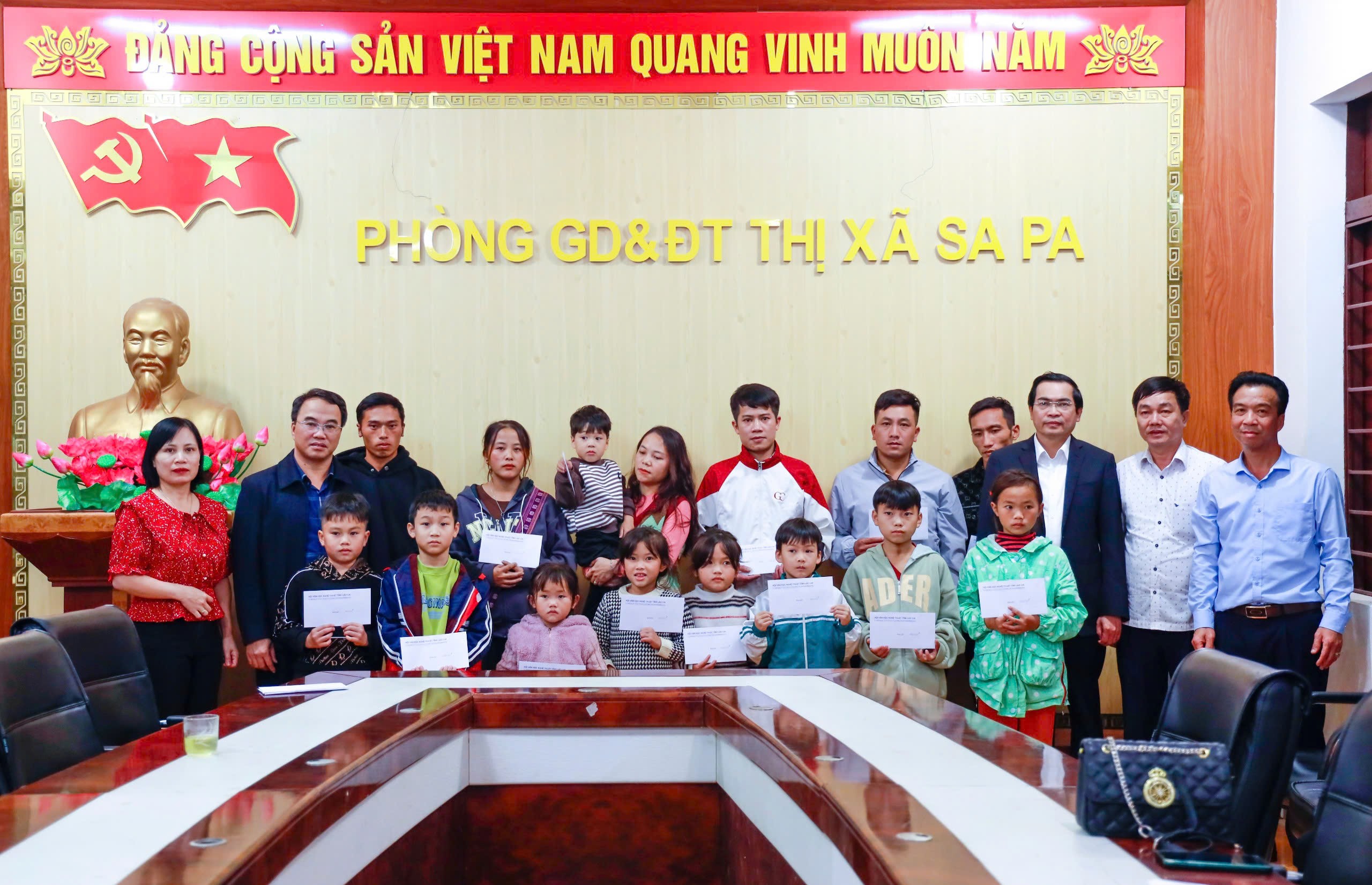 Trao hỗ trợ cho học sinh trên địa bàn thị xã Sa Pa. z5917819354460-c6d7fbfc9afbc478c1e4ade3c861d502-153.jpg