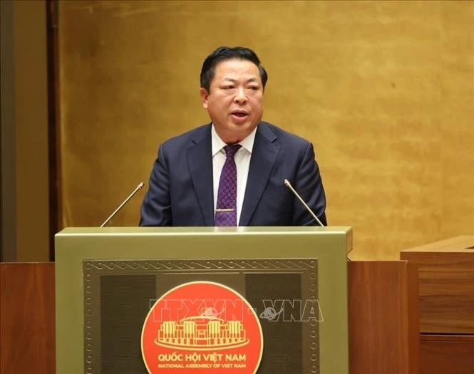 Bộ trưởng Bộ Xây dựng Nguyễn Hồng Minh trình bày Tờ trình về thí điểm về một số cơ chế, chính sách đặc thù phát triển nhà ở xã hội. Ảnh: Văn Điệp/TTXVN